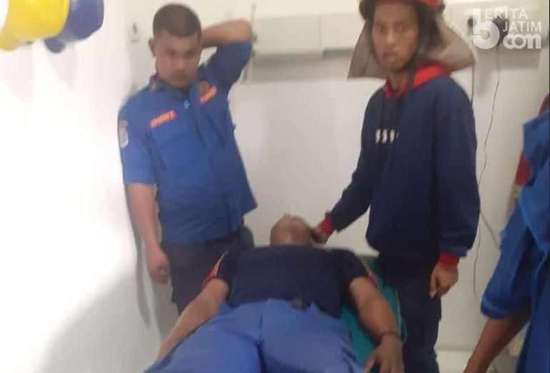 Selesai Evakuasi Sarang Lebah, Petugas Damkar Sampang Dilarikan ke RSUD
