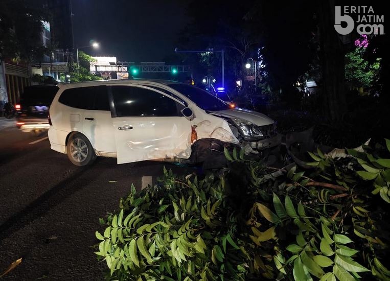 Mobil Remaja Putri Tabrak Pohon di Jalan Kertajaya Surabaya