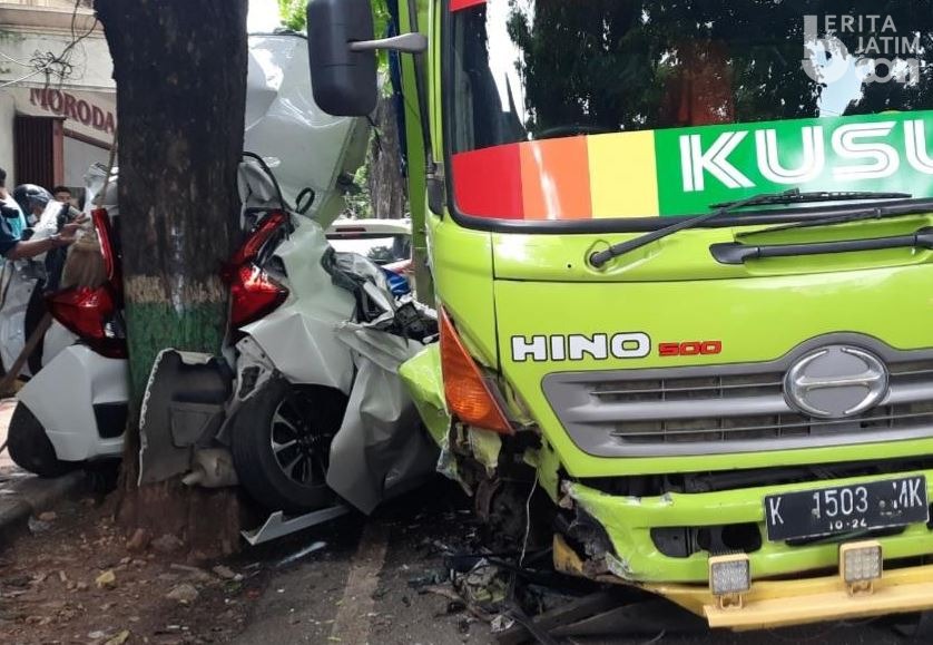 Tronton Serempet Truk dan Xpander, lalu Tabrak Jazz hingga Ringsek, Korban Meninggal Terjepit