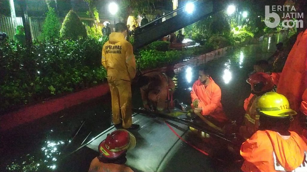 Nyetir Fokus ke GPS, Mobil Kecebur Sungai di Surabaya