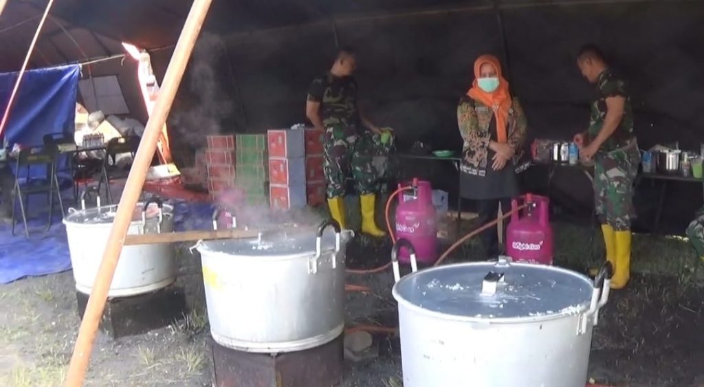 Khofifah: Makanan untuk Pengungsi Erupsi Semeru Harus Layak