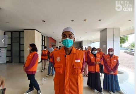 Mahasiswa UMSurabaya Berangkat Jadi Relawan Erupsi Semeru