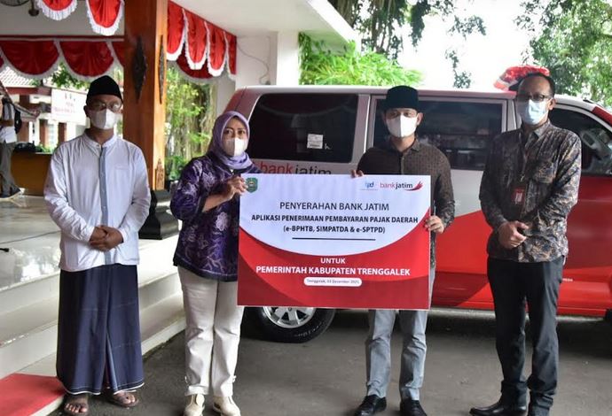 Trenggalek Dapat Bantuan Mobil Jenazah dari Bank Jatim