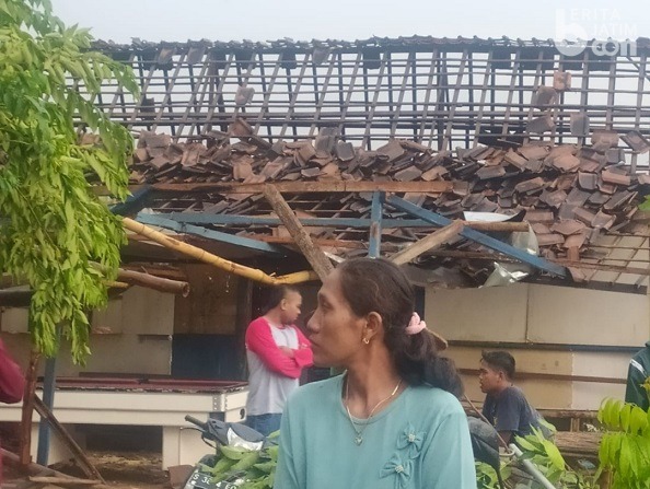Angin Kencang Terjang Pemukiman di Tuban, Warga Panik, Sejumlah Rumah Rusak