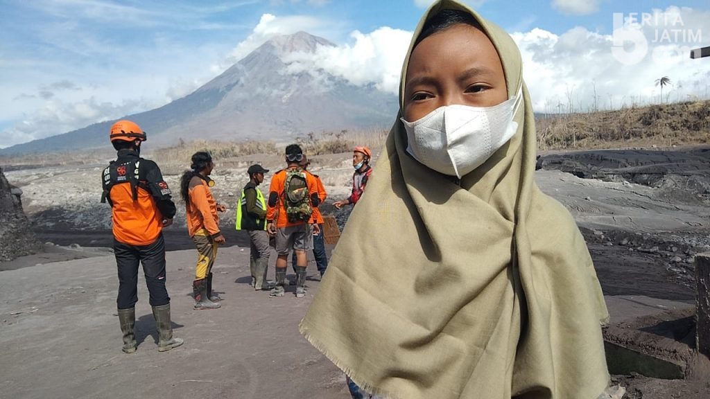 Ayah Kandung Hilang, Bocah Ini Berdoa di Lereng Gunung Semeru Lumajang