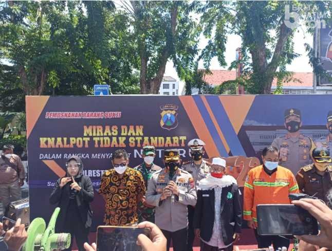 Jelang Natal dan Tahun Baru, Polrestabes Surabaya Musnahkan Miras dan Knalpot Brong