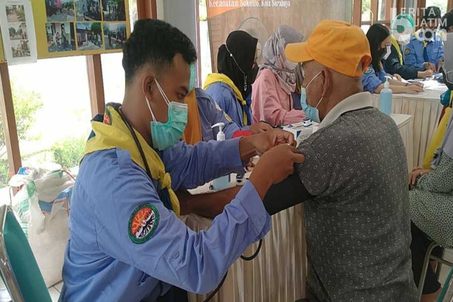 Pecinta Alam FK UNAIR Lakukan Tes IVA, Katarak dan Pengobatan Gratis ke Masyarakat Keputih Surabaya