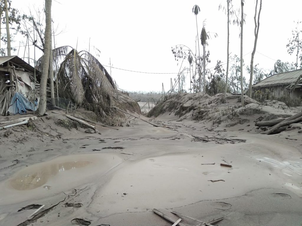 Abu Vulkanik Semeru Kubur Dusun Sumbersari Pronojiwo Lumajang