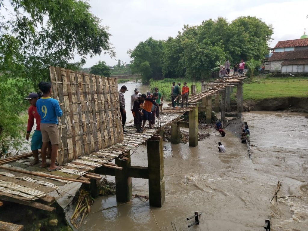 Jembatan Penghubung di Lamongan Ambruk, Warga dan Muspika Gotong Royong Bangun Jembatan Darurat
