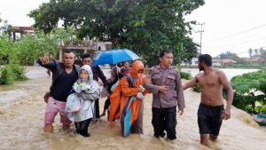 Pulau Kangean Banjir, Polisi Bantu Warga Seberangi Jalan Tertutup Luapan Air Hujan