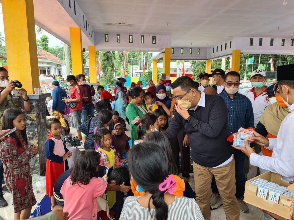 Ringankan Beban Korban Erupsi Semeru, Gerindra Jatim Bantu Pengungsi