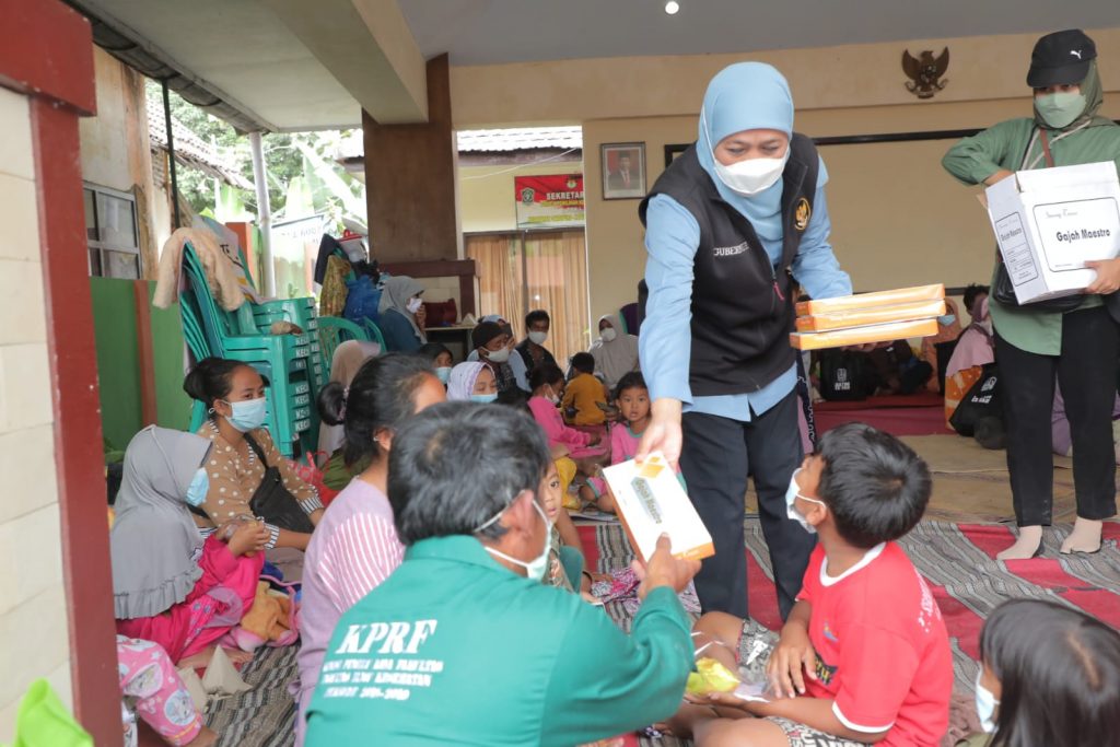 Kawal Langsung Penanganan Letusan Semeru, Khofifah Ngantor di Lumajang