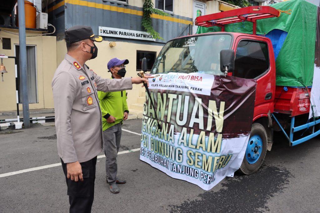 Peduli Bencana Semeru, Polres Pelabuhan Tanjung Perak Kirim Bantuan Logistik