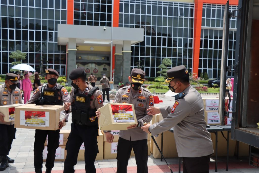 Polres Gresik Kirim Puluhan Kasur dan 650 Kilogram Beras ke Korban Erupsi Gunung Semeru