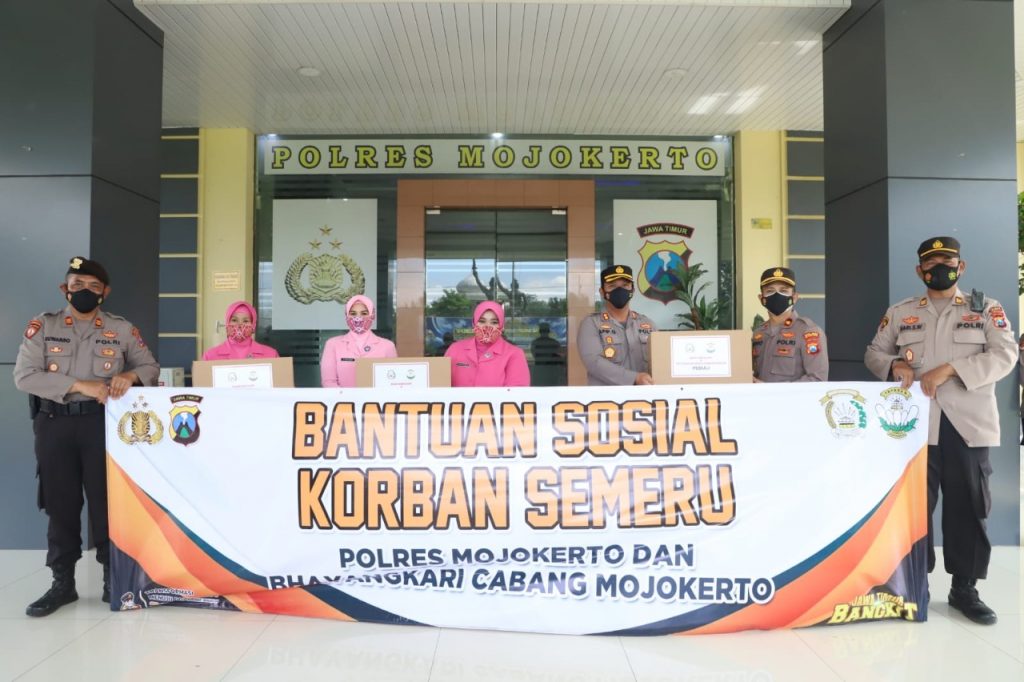 Polres Mojokerto Salurkan Bantuan untuk Korban Erupsi Gunung Semeru