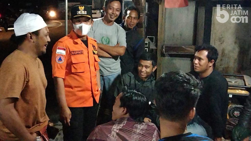 Temui Pengungsi Supiturang, Bupati Lumajang Traktir Makan dan Rokok