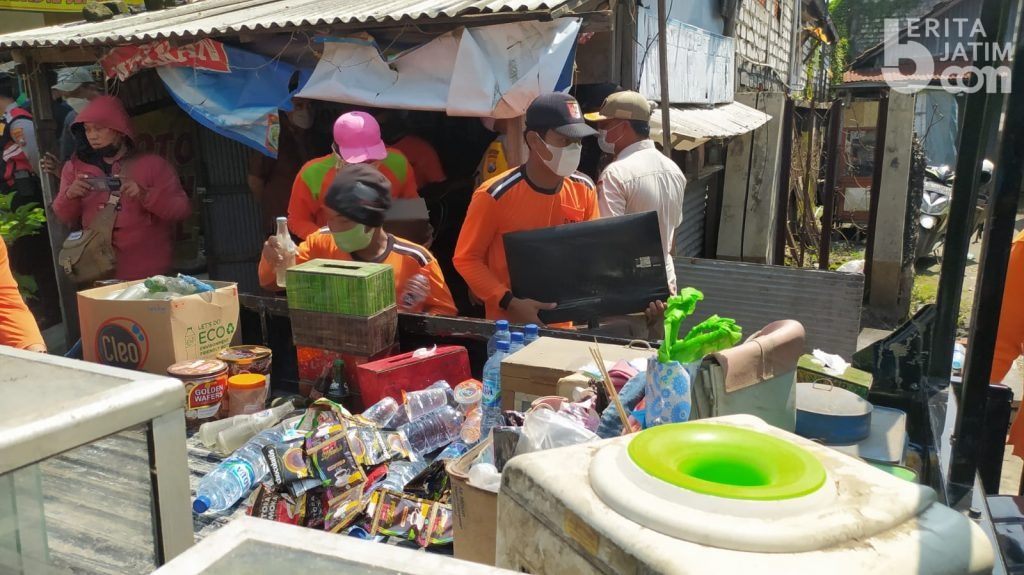 Saat PN Lamongan Bongkar Paksa Rumah dan Warung