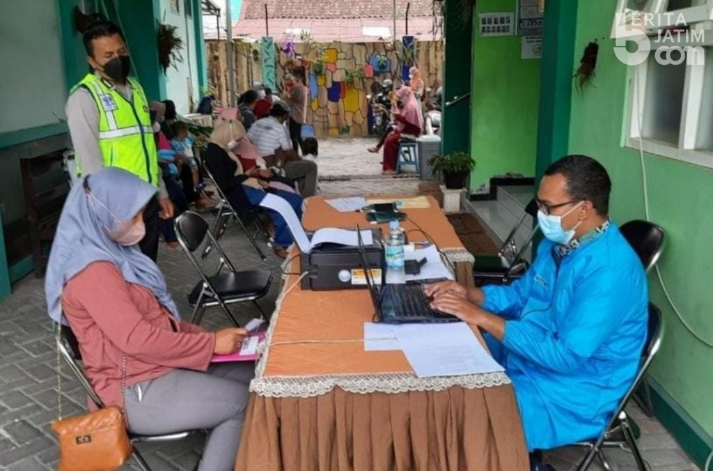 Bhabinkamtibmas Polres Malang Kawal Percepatan Vaksin di Seluruh Desa
