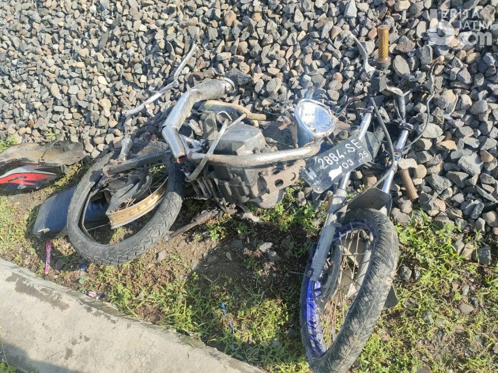 Disambar KA Komuter di Duduksampeyan, Warga Tuban Alami Luka Serius