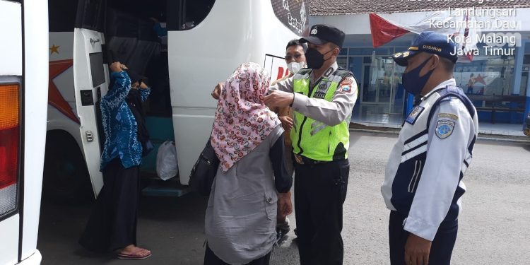Polsek Dau Patroli Bagi Masker di Terminal Angkutan Umum