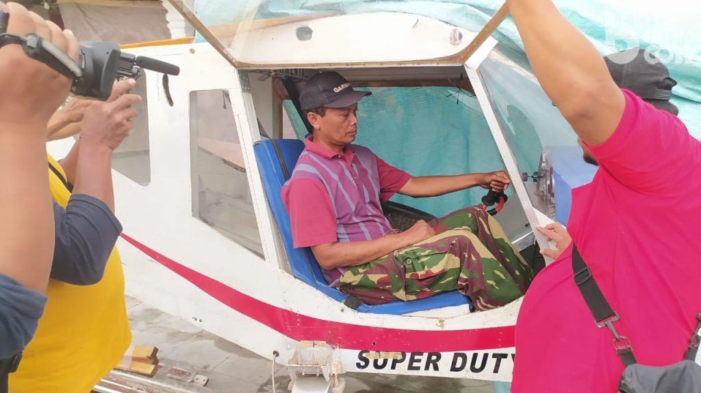 Heboh! Pria Lamongan ini Pulang Kampung Naik Pesawat Rakitan Sendiri