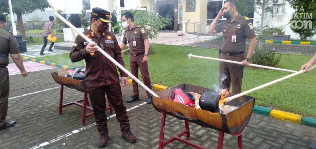 Kejari Kota Mojokerto Musnahkan Berbagai Barang Bukti Hasil Kejahatan