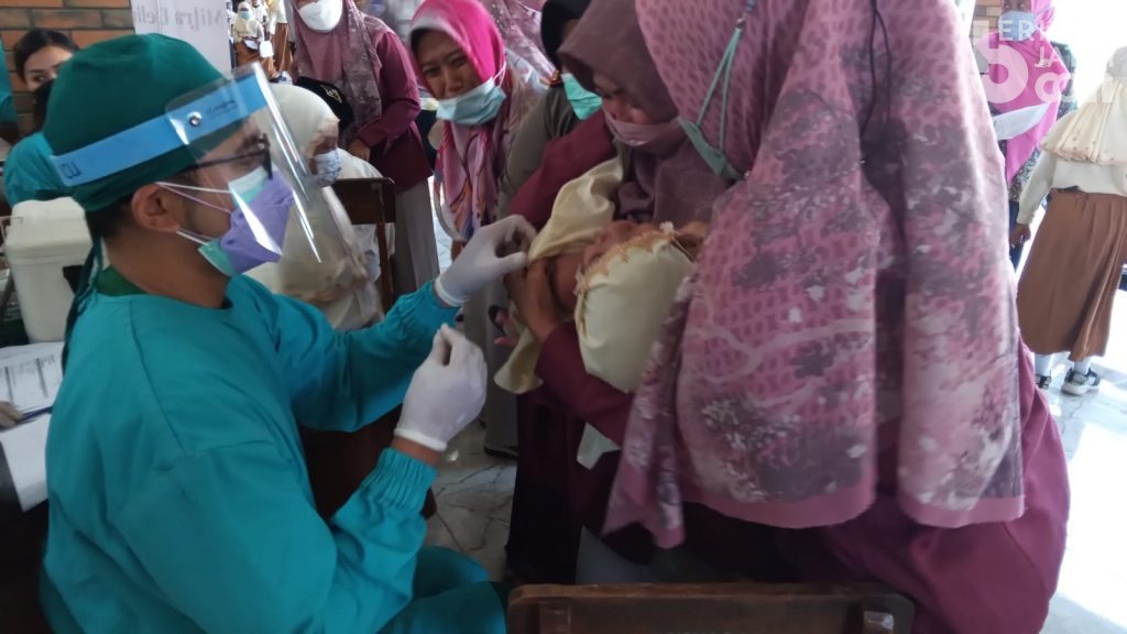 Ratusan Siswa Madrasah Ibtidaiyah di Malang Jalani Vaksinasi