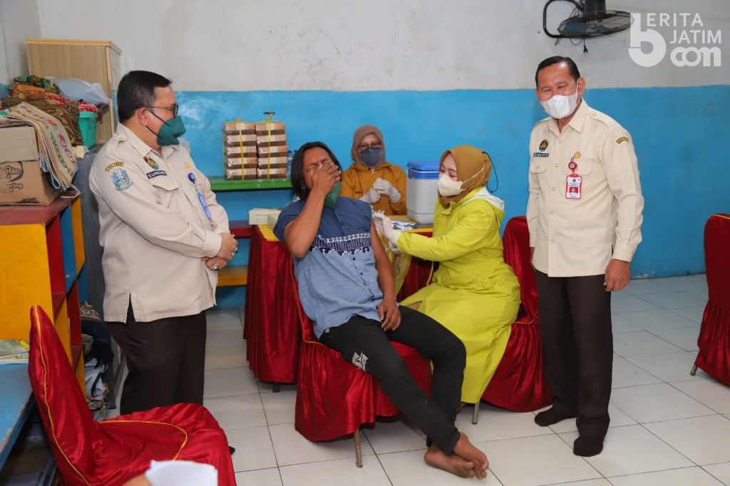 Khofifah Terjunkan Tim Vaksinasi Sisir Warga Kampung 1001 Malam Surabaya