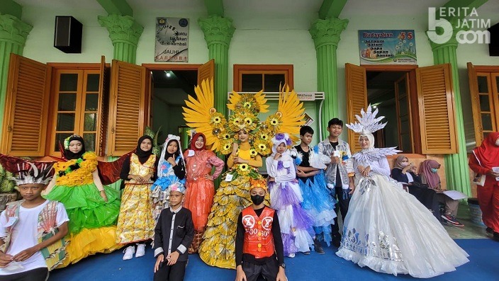 Pelajar SMPN 2 Gresik Sulap Sampah Jadi Busana Trendi