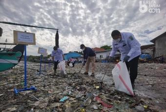 200 Ton Sampah Cemari Pesisir Pantai Pasuruan