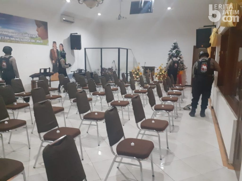 Pastikan Kondisi Aman, Polres Sumenep Sterilisasi Gereja