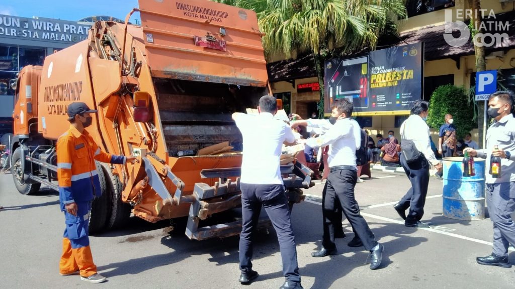 1.500 Botol Miras Dihancurkan Polresta Malang Kota