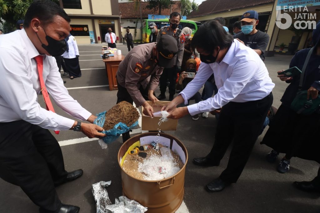 Polres Kediri Kota Musnahkan 1,9 Kg Ganja dan Barang Bukti Narkoba