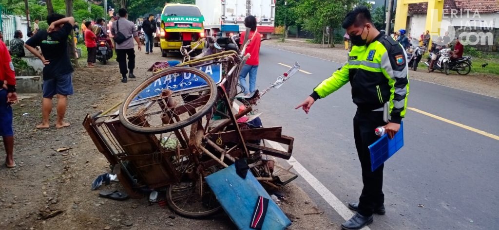 Pensiunan PNS Tewas Ditabrak Minibus saat Mengayuh Becak di Probolinggo