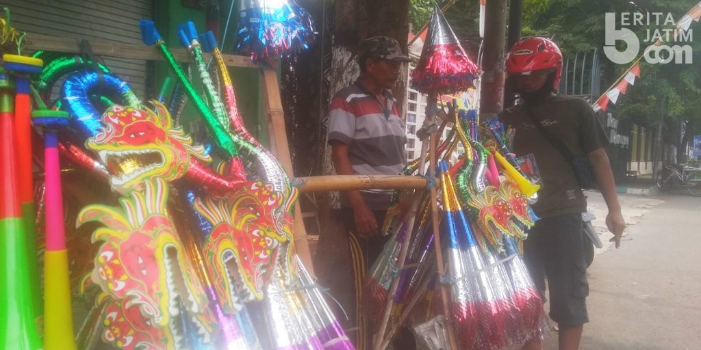 Penjual Terompet Kecewa Akibat Penutupan Tempat Keramaian di Kota Pasuruan