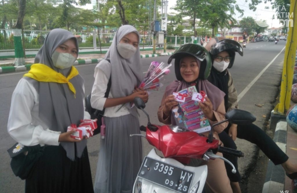 KSR PMI Pamekasan Bagi-bagi Souvenir