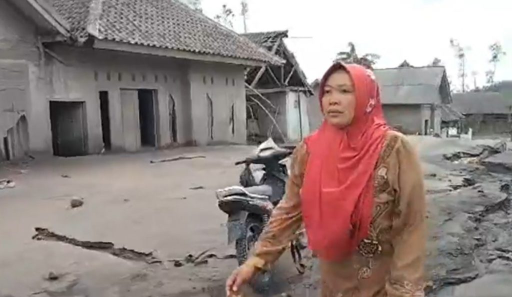Duka Nurhasanah Saat Lihat Rumahnya Terkubur Abu Semeru