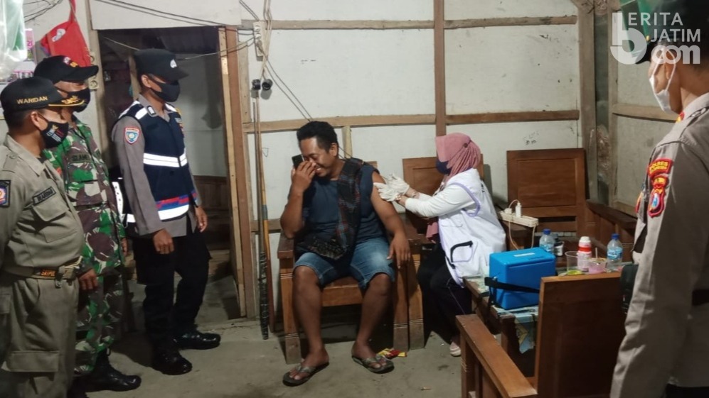 Percepat Vaksinasi Covid-19, Polres Bojonegoro Datangi Rumah Warga