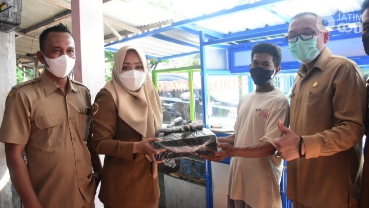 Bupati Mojokerto Serahkan Bantuan Peralatan Usaha untuk Warga Terdampak Covid-19