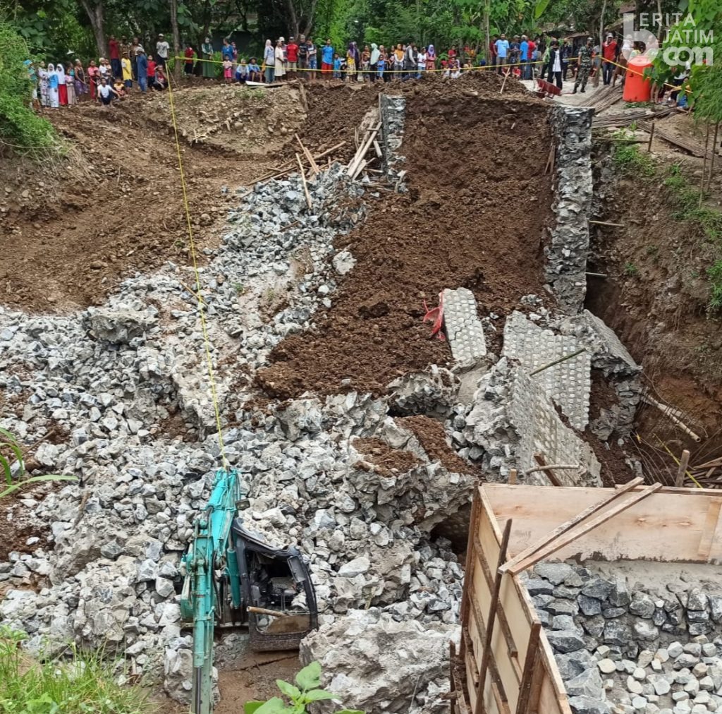 Pondasi Jembatan di Ponorogo Ambrol, 2 Pekerja Tertimbun
