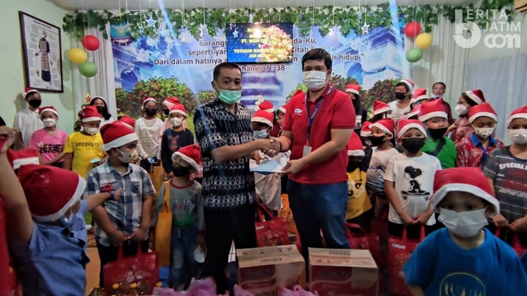 Survive di Tengah Pandemi Covid-19, WOM Finance Cabang Mojokerto Berbagi Sambut Natal