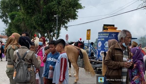 Wajib Prokes, Ada Satpol PP di Telaga Sarangan