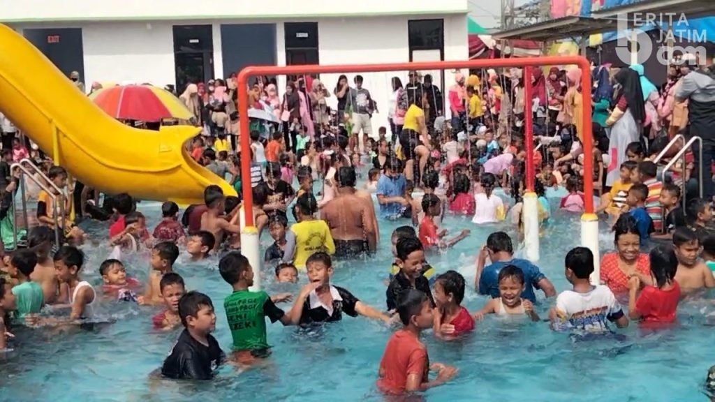 Diresmikan Bupati, Waterboom Bukit Bunga Mojorejo Mojokerto Langsung Diserbu