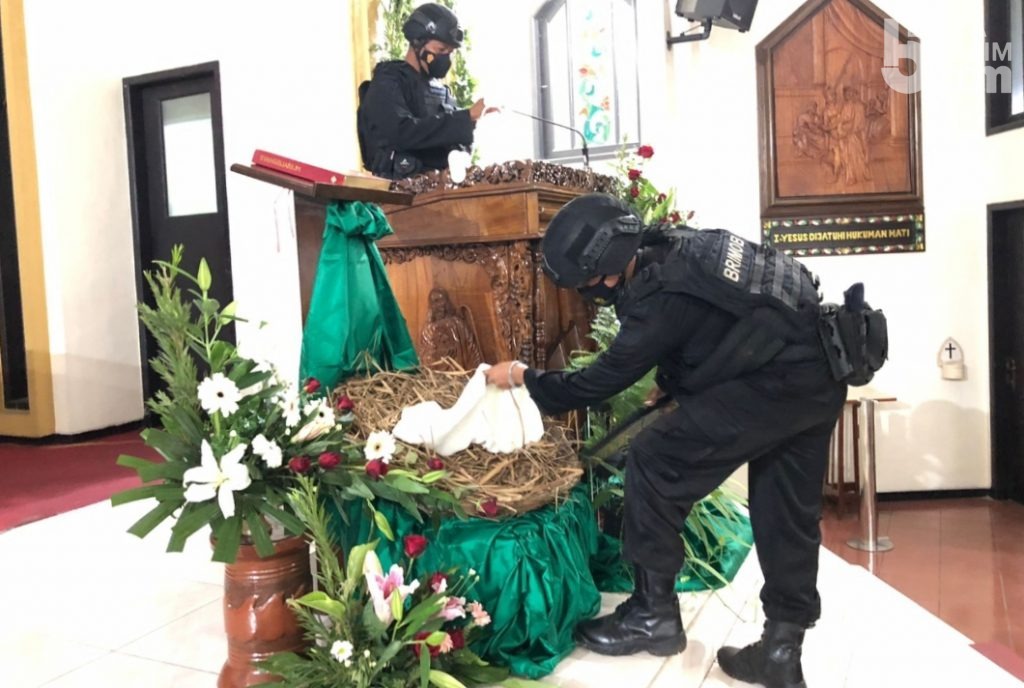 Tim Jibom Polda Jatim Sterilisasi Gereja di Pamekasan