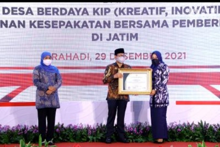 Bupati Mojokerto Terima Penghargaan Percepatan Pembangunan Desa dari KDPDTT