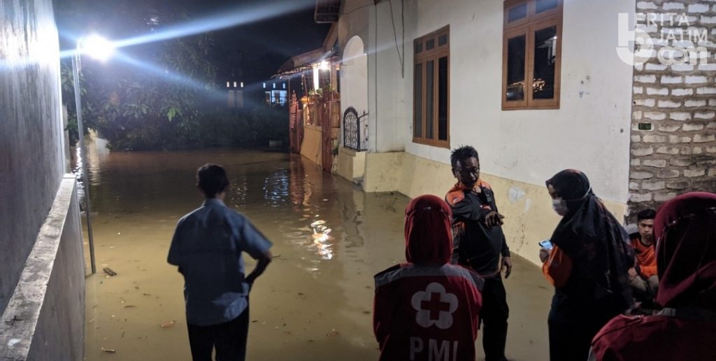 Hujan Deras, Jl Amin Jakfar Pamekasan Mulai Tergenang Banjir