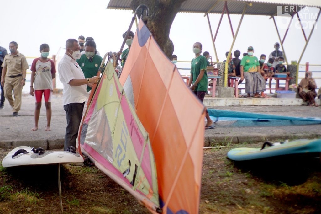 Wawali Surabaya Dukung Juara Sea Games Selancar Angin Manfaatkan Pantai Kenjeran untuk Latihan
