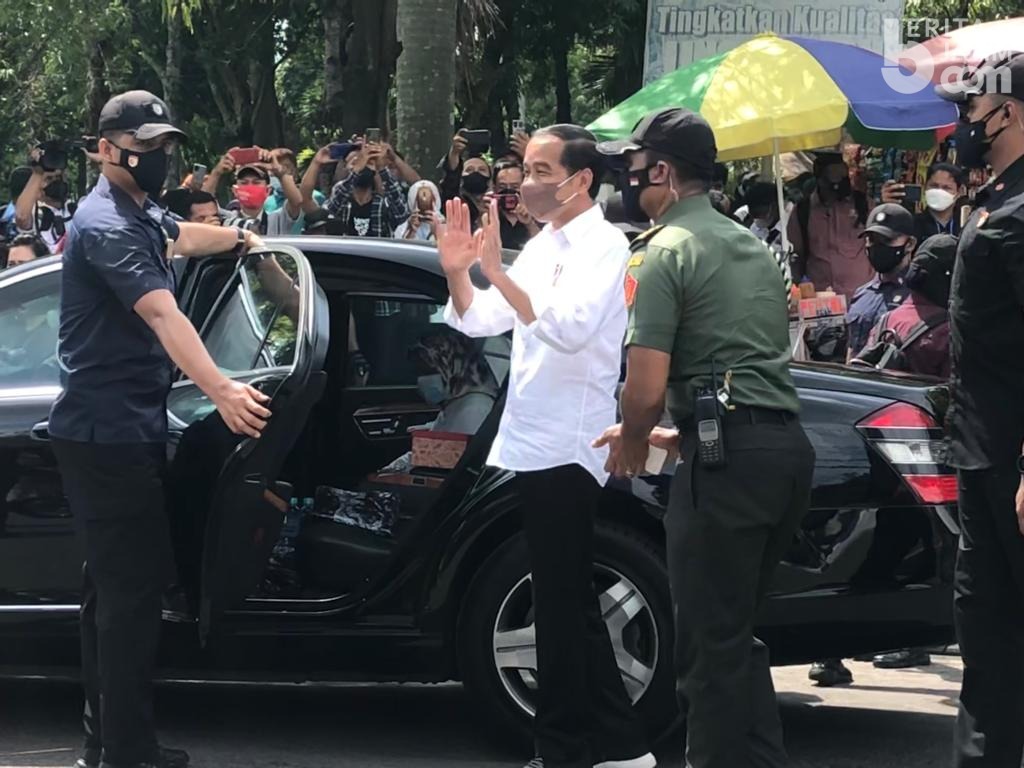 Presiden Republik Indonesia Joko Widodo sempat membagikan kaos usai menyapa pedagang Alun-Alun Merdeka Ngawi, Jumat (17/12/2021).
