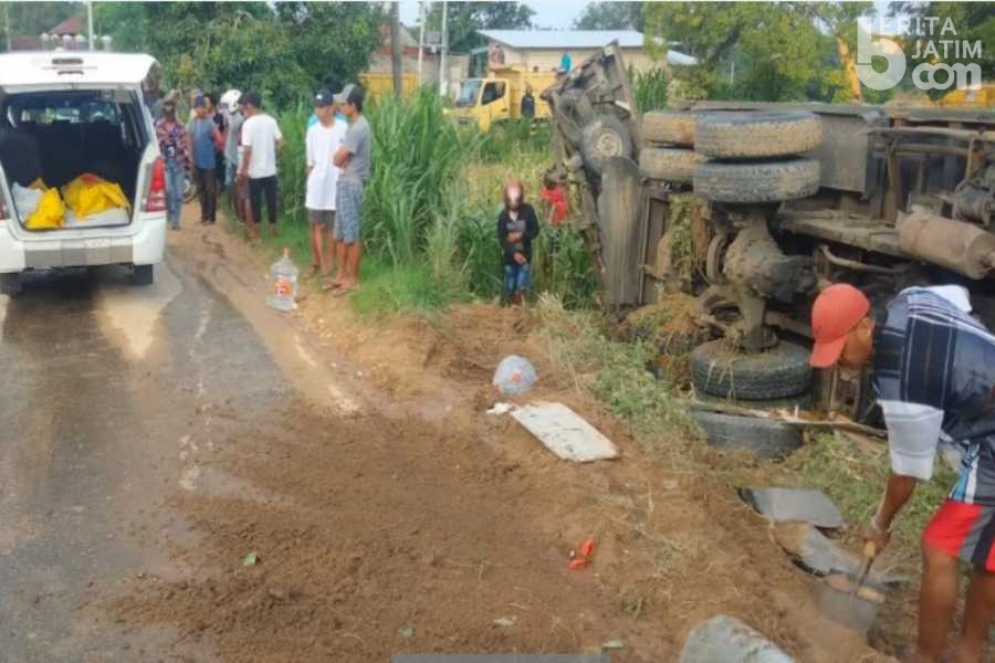 Tronton Tabrak Mobil dan Motor di Tuban, 2 Korban Tewas