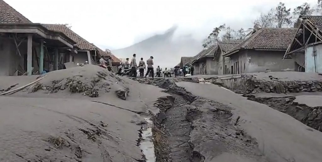 Semeru Luncurkan Lava, Warga Supiturang Lumajang Dihimbau Kembali Mengungsi